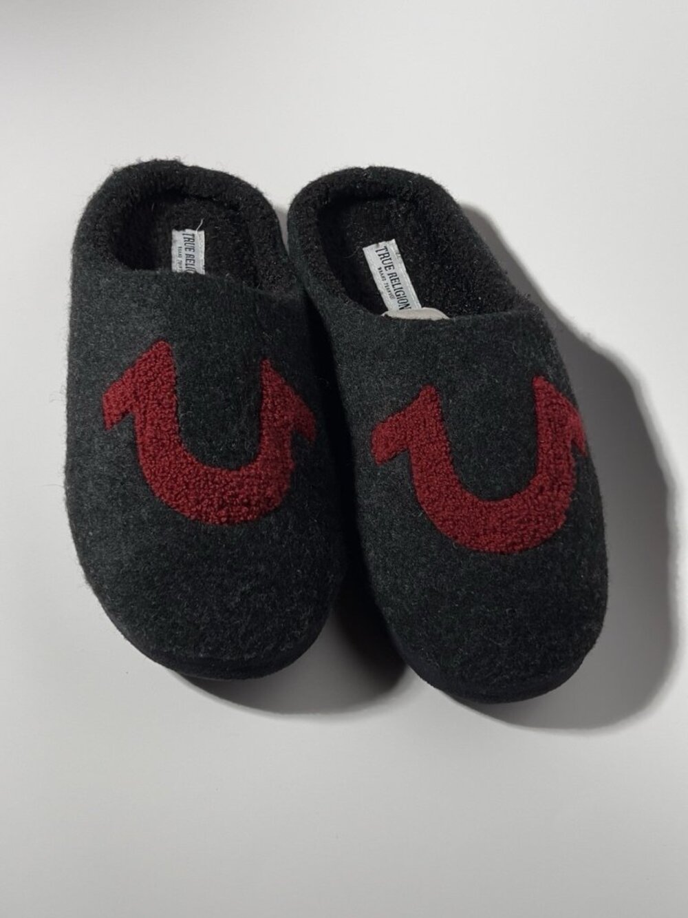 True Religion Men’s Gray Red Logo Faux Wool Clog Slippers Size M 9-10